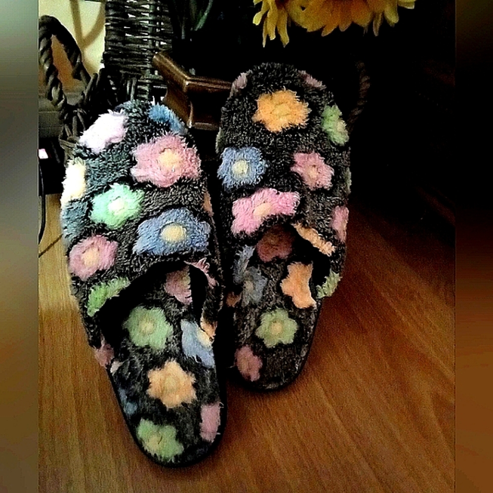 NEWOT🐞Gray Plush Multicolour Daisy Floral Women's Slippers Sz: 7